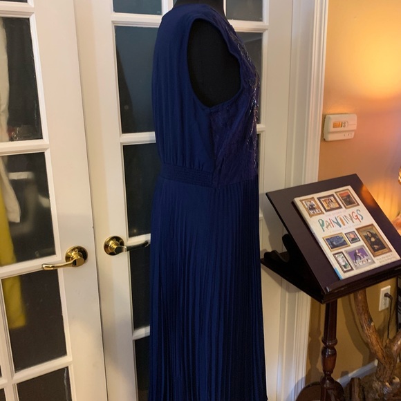 Reba...Another Stunner Dress - Picture 10 of 16